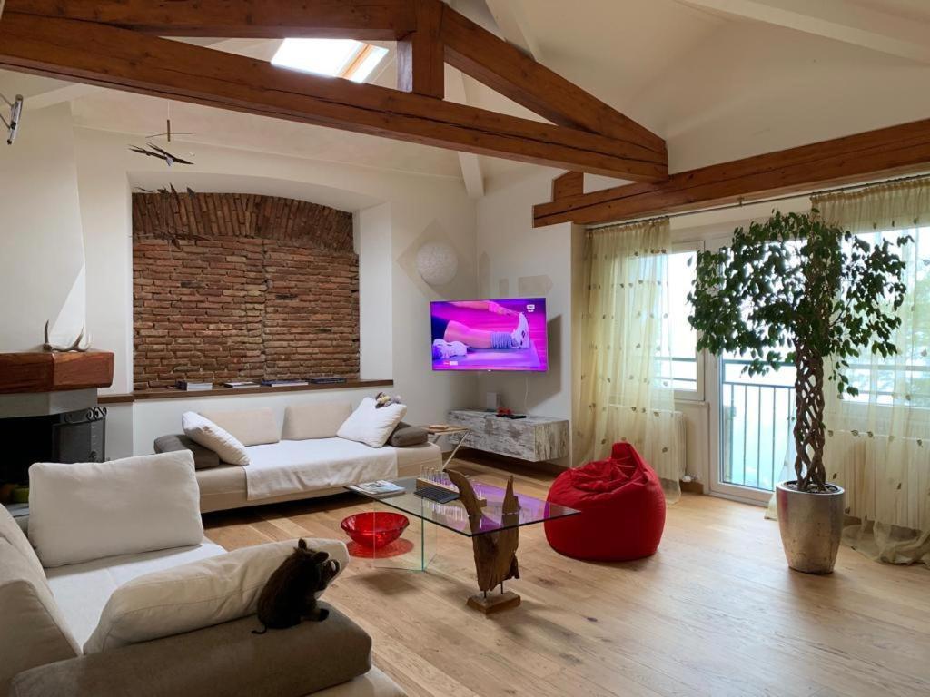 ブルナーテThe Cherry Garden House Loft Lussoアパートメント エクステリア 写真